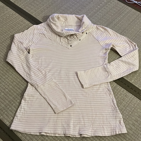 Columbia Soft Long Sleeve Shirt with cool details - Picture 1 of 6